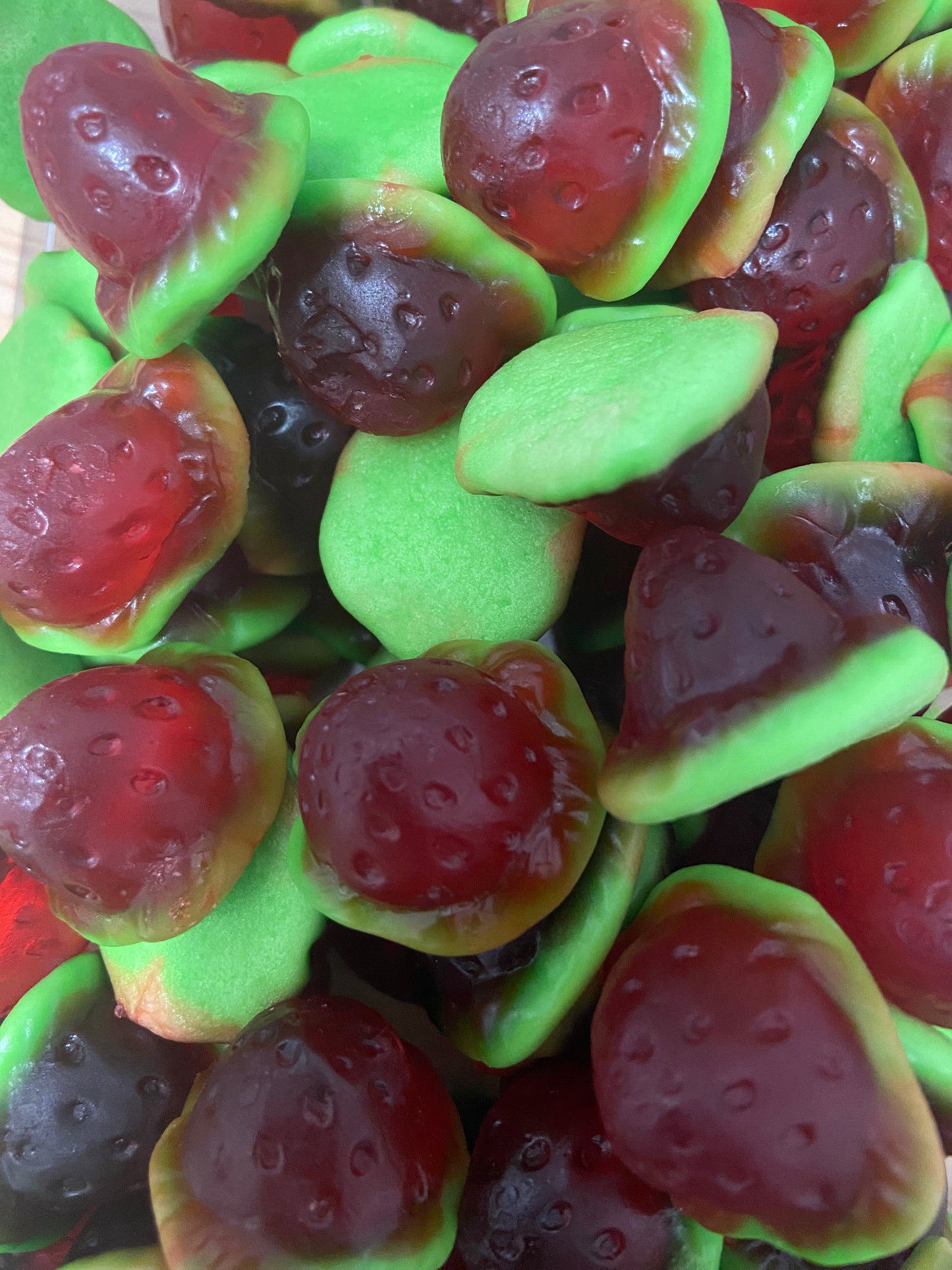 H. Fraises Fourrées Lisse (par 100g)